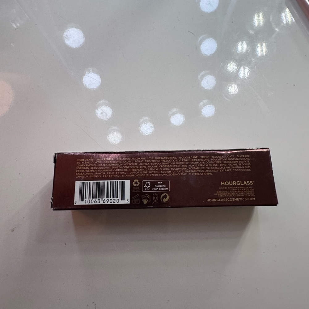 Hourglass Ambient Soft Glow Foundation - Picture 4 of 5